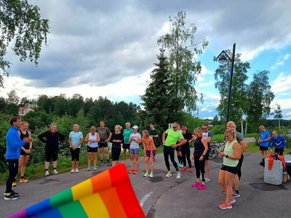 Både lokal og global 'Running Day' i Elverum Rolf Bakken gir de vel 20 løperne som var med på fellesstarten beskjed om hvor de skal snu på sin 5 km. (Foto: Line Viola Hvammen)