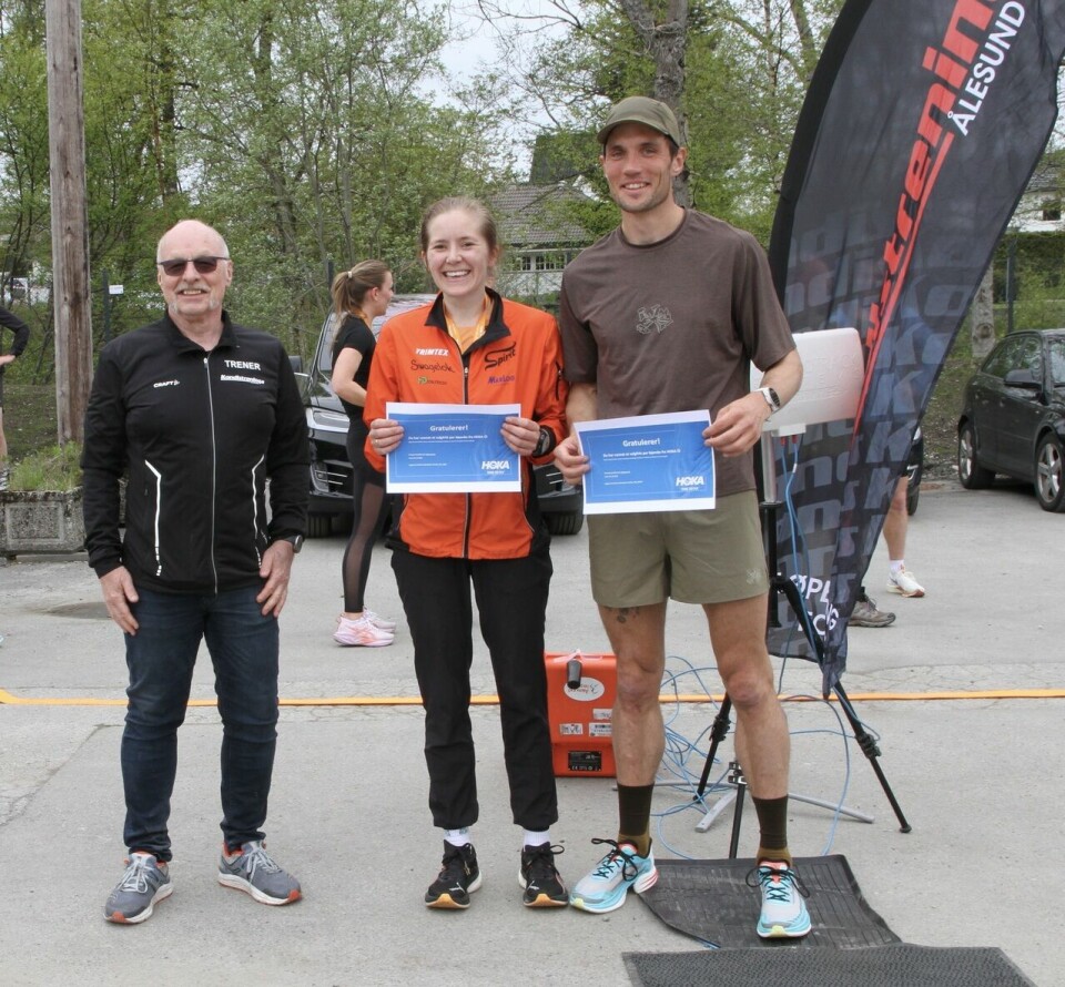 Arrangøren Kondistreninga Ålesund ved Sigbjørn Lerstad deler ut gavepremie til vinnerne, Janne Elin Vatnaland (3 km) og Lasse Aleksander Finstad (5 km). Foto: Helge Fuglseth Vatnaland_Finstad